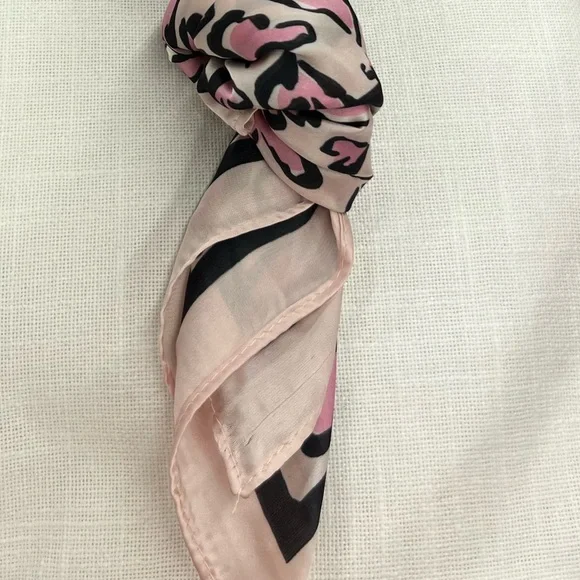 NWT ⚜️💖⚜️ Piper K Gorgeous Valentine’s Day Hearts Scarf - Picture 4 of 4